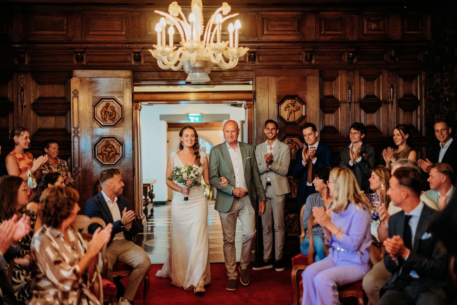 Trouwreceptie in stijlvolle zaal met hout en kroonluchter, bruidsfotografie Stadhuis Den Bosch, regio Brabant.