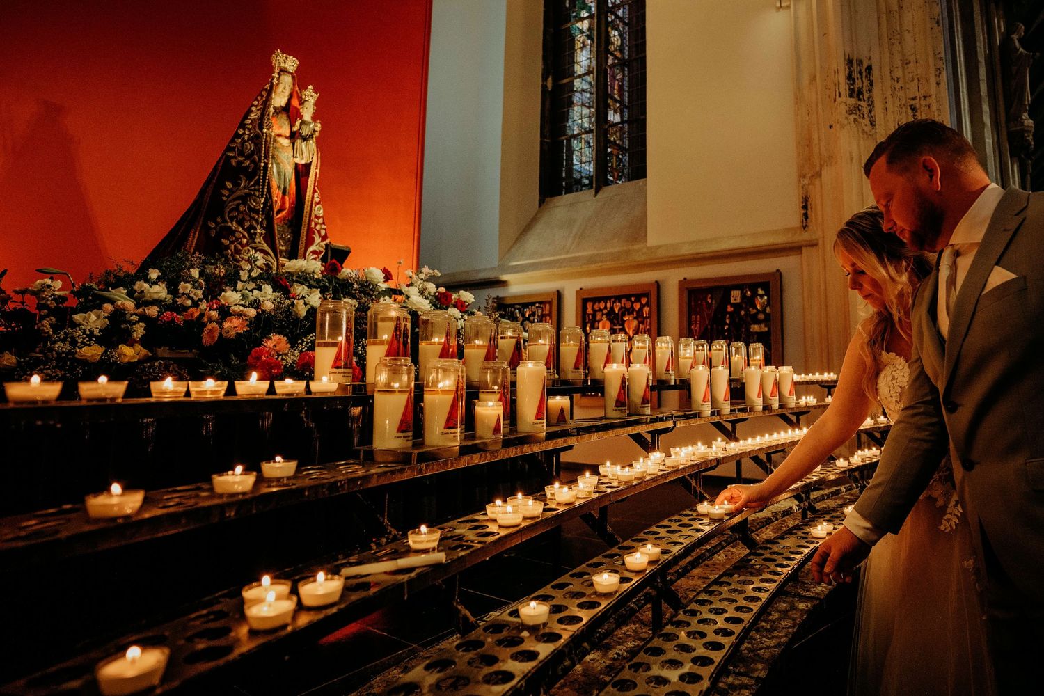 Brandende kaarsen en religieus beeld in de Sint Jan, sfeervolle trouw en locatie fotografie in Den Bosch en omgeving Brabant.