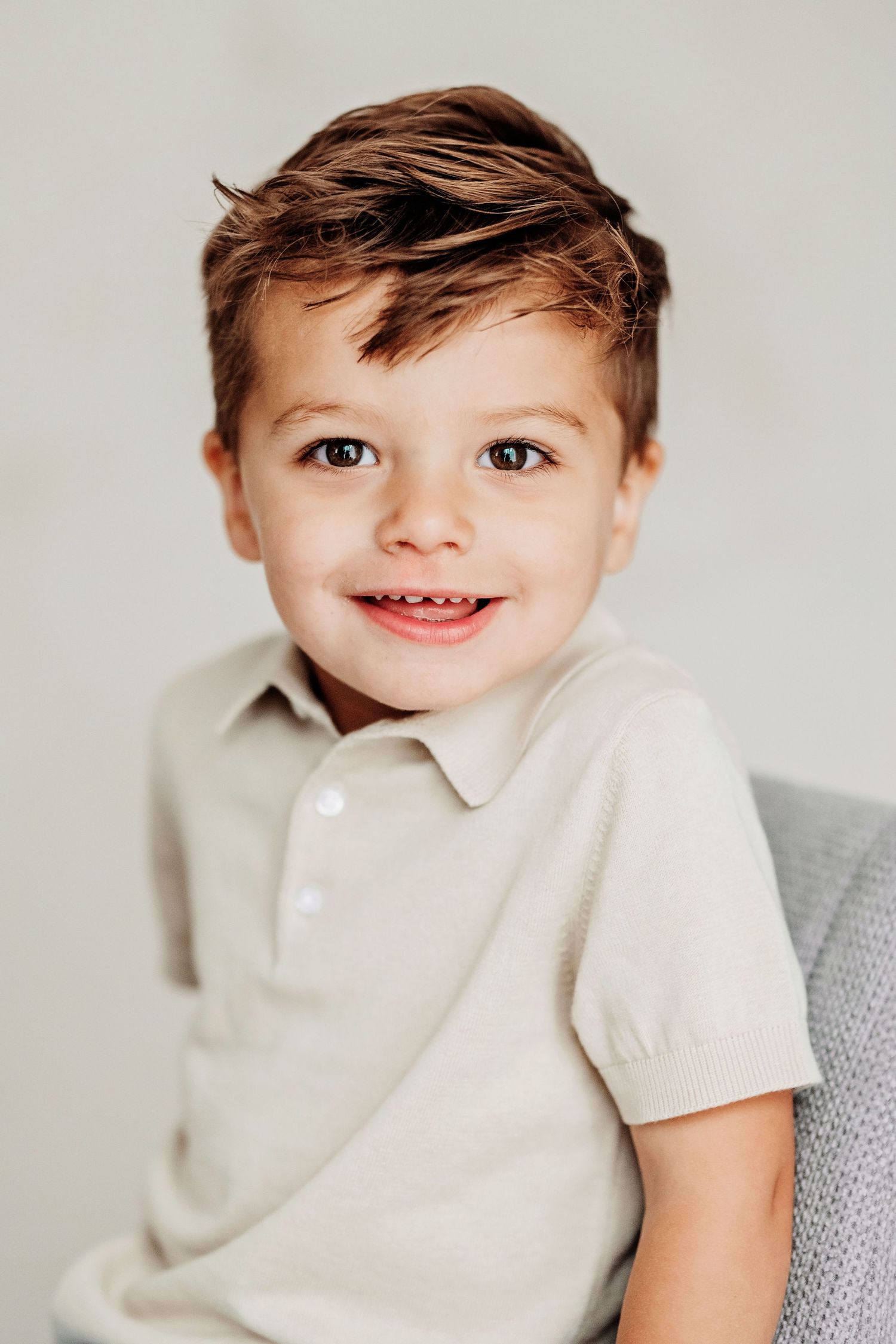 Kinderportret in studio in Vught met lichte achtergrond, pure portretfotografie door Ringelberg Fotografie