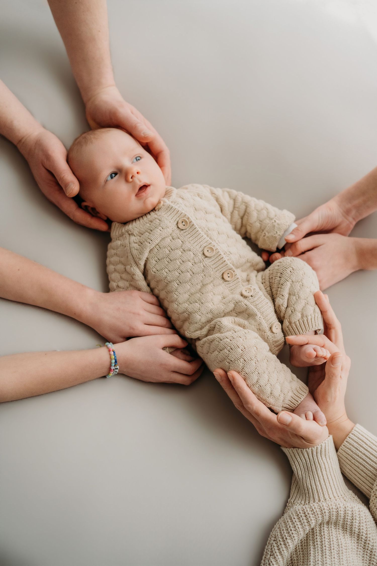 Detailfoto van baby in studio tijdens newbornshoot in Vught, zachte en minimalistische stijl