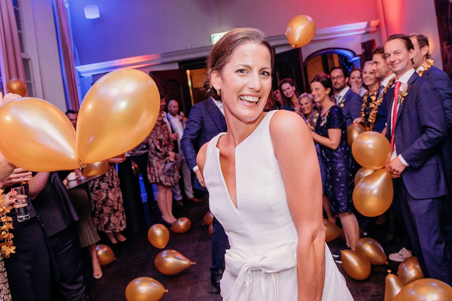 Receptie met gouden ballonnen en dansende gasten, bruidsfotografie Kasteel Maurick Vught, Brabant.