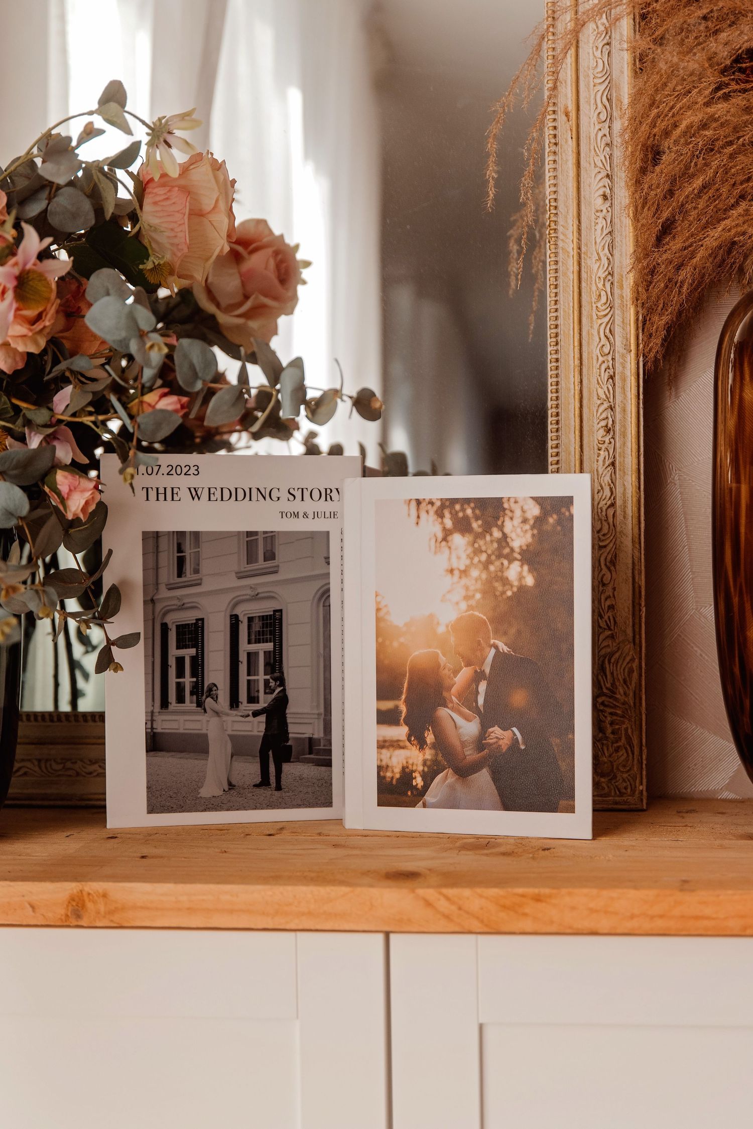 Bruiloftsfotodisplay met zwart-wit prints en bloemen, styling fotografie Brabant