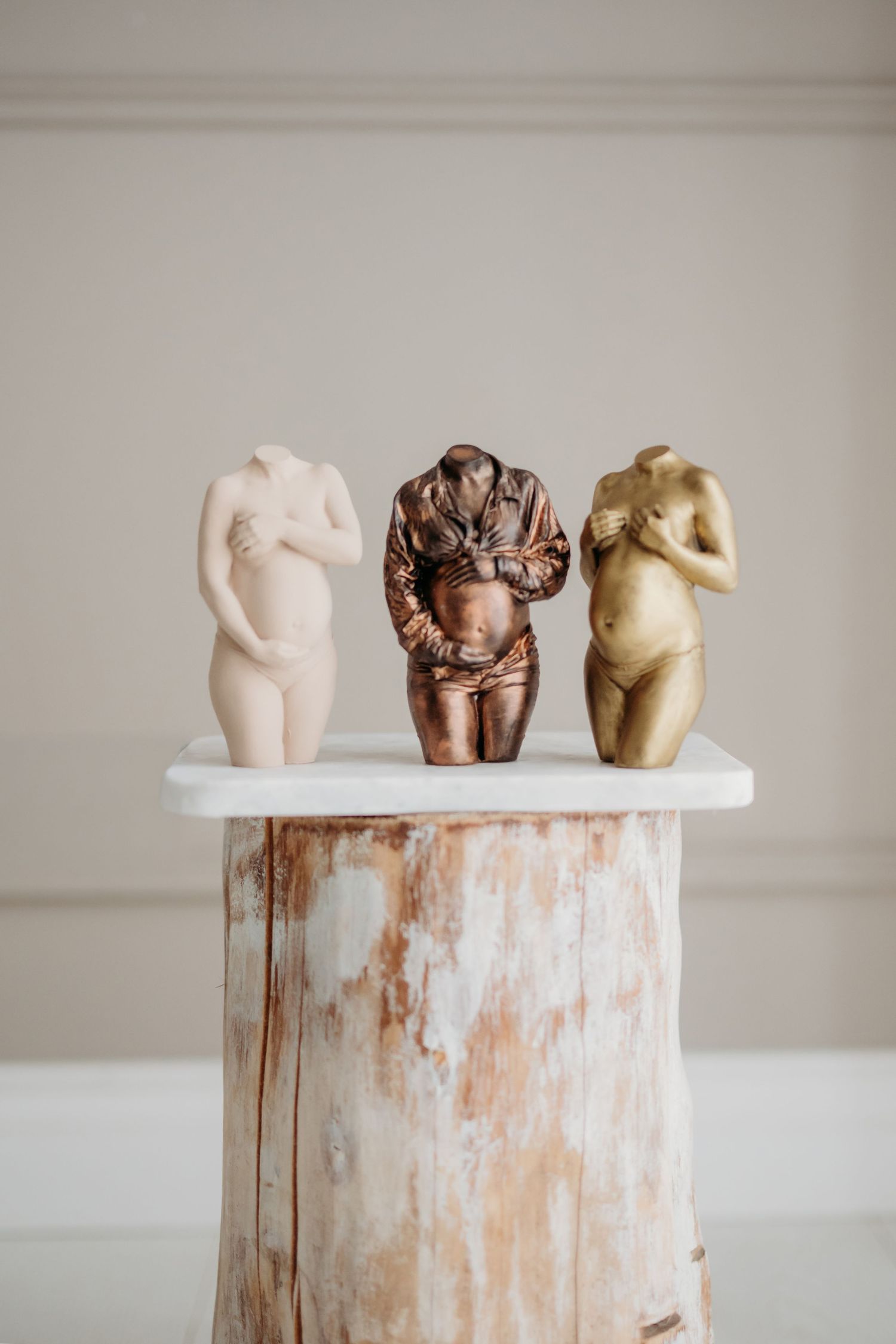 Drie kleine 3D-zwangerschapsbeeldjes in metallic afwerking op witte sokkel, 3D beeldjes Brabant