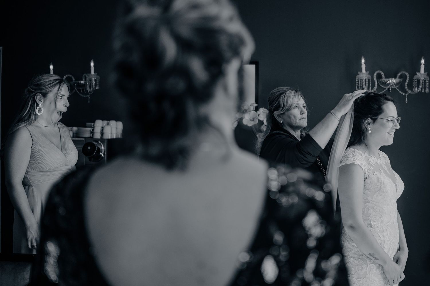 Elegante receptie met romantische sfeerverlichting en decoratieve elementen, bruidsfotografie Brabant.