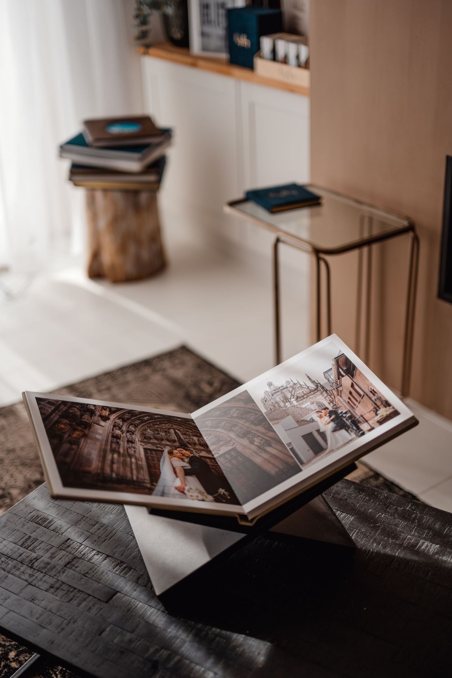 Professionele fotoalbums en boeken artistiek gerangschikt, branding fotografie Brabant