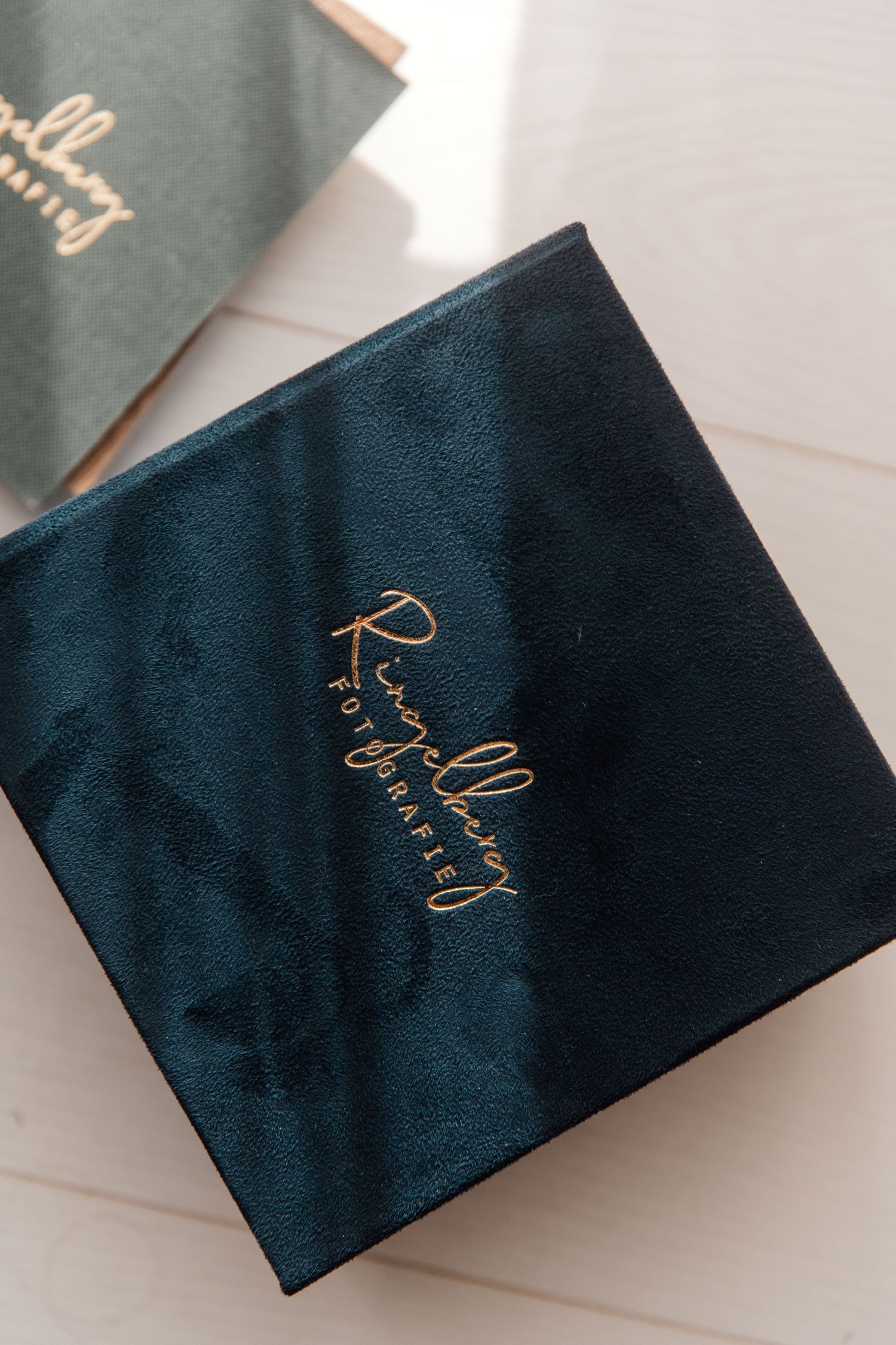 Donkerblauwe fluwelen fotoboekomslagen met gouden folie letters, branding fotografie Brabant