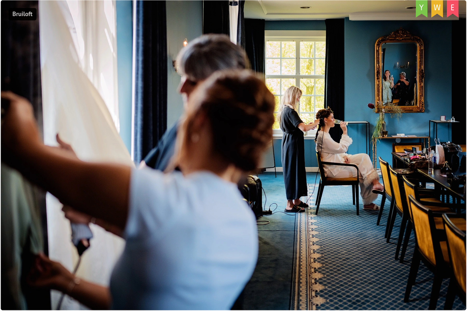Interieur van blauwe kamer met ramen en meubels die schaduwen werpen, interieurfotografie Brabant