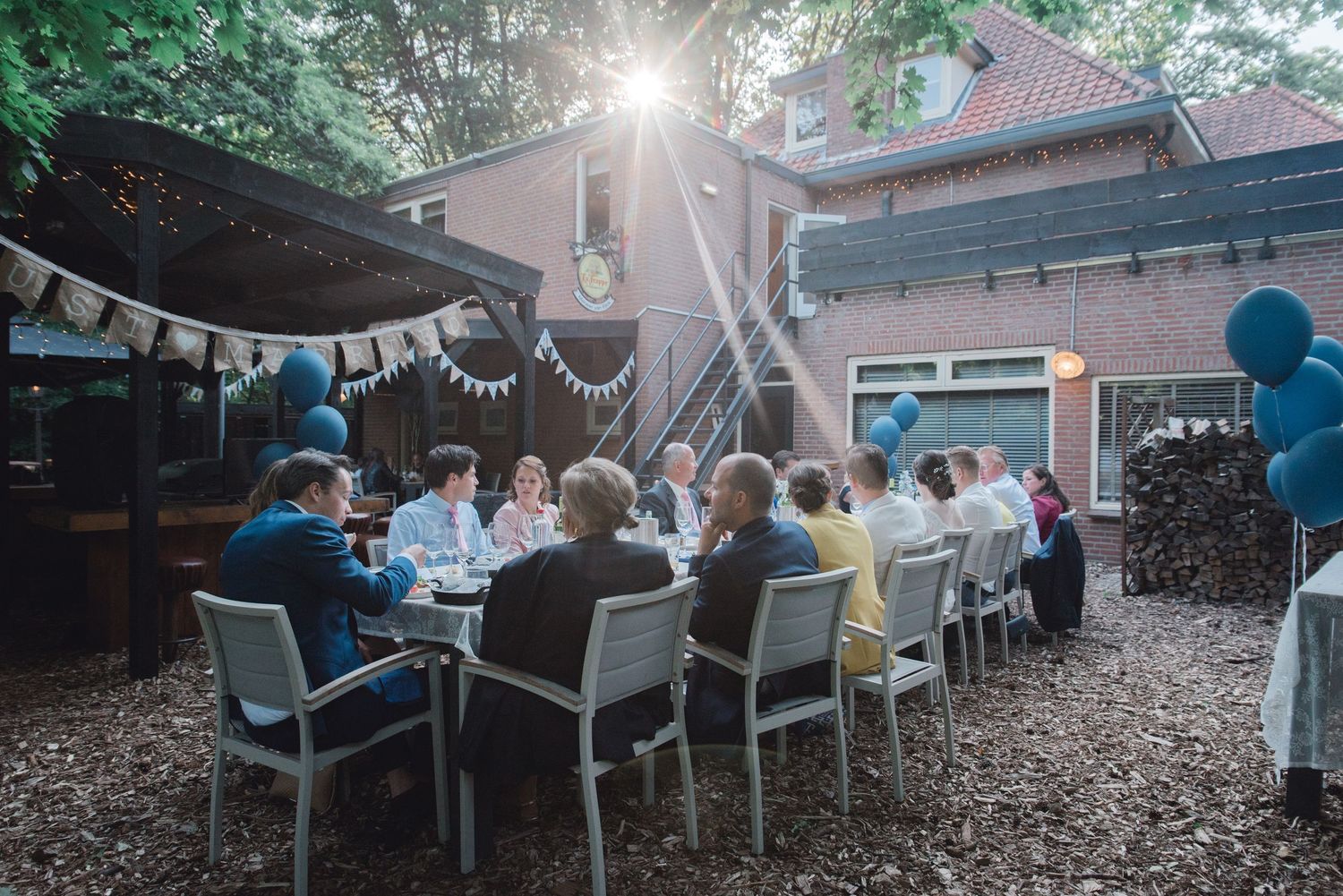 Buiten ceremonie met witte stoelen onder bomen, romantische bruidsfotografie bij Mr van Eijck Oisterwijk, Brabant.