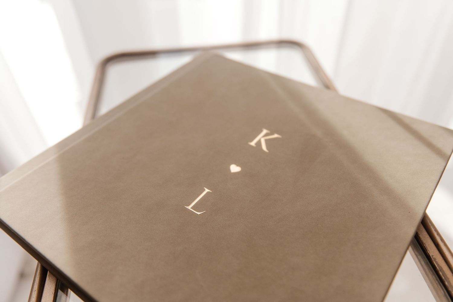 Minimalistische bruine enveloppen met letters K en L, branding fotografie Brabant