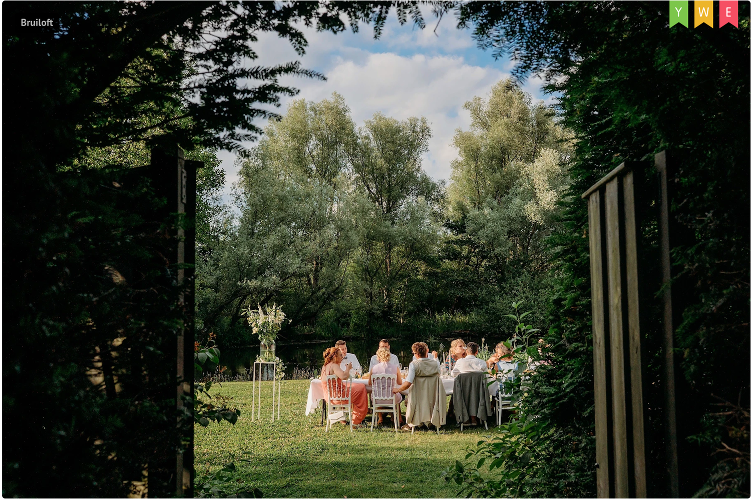Gasten rondom buiten dining tafel in tuin, familieshoot Vught, Brabant.