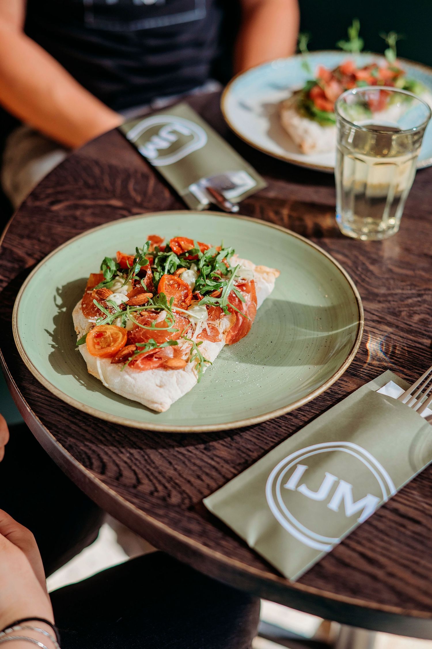Verse zeevruchten mooi gepresenteerd op mintgroene borden met kleurrijke groente garnituren, culinaire fotografie Brabant
