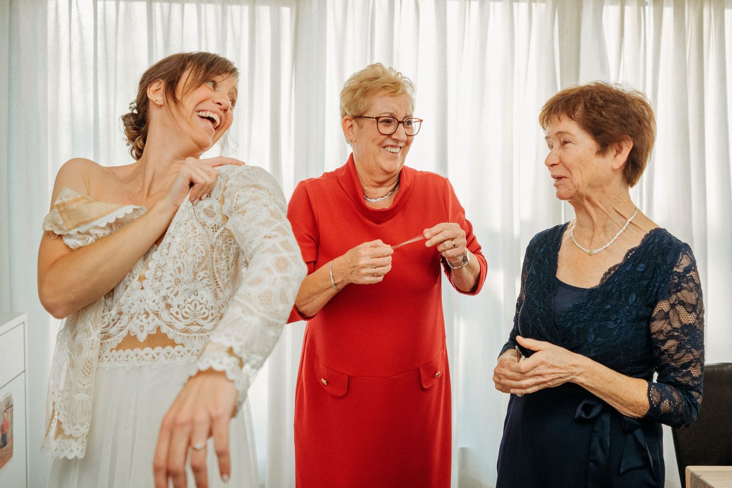 Gasten delen vrolijk moment tijdens trouwfeest, spontane bruidsfotografie bij Boscafé Oisterwijk, Brabant.