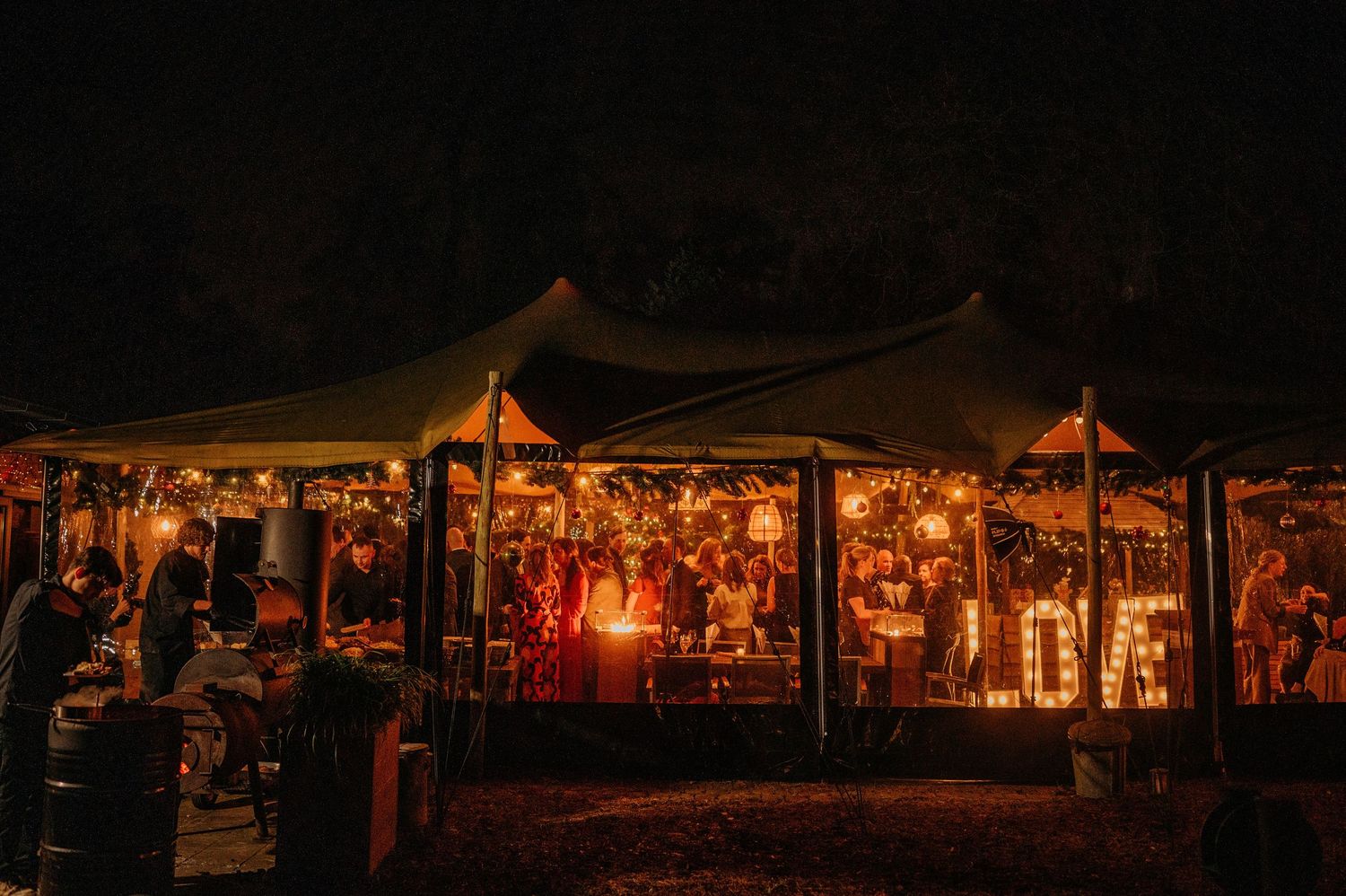 Buiten tent met lichtjes tijdens avondfeest, sfeervolle bruidsfotografie bij Boscafé Oisterwijk, regio Brabant.