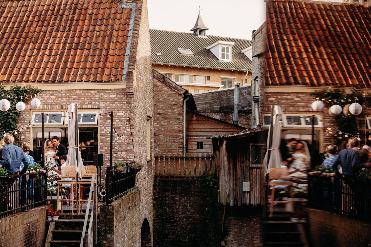 Rustieke binnenplaats met terracotta daken en bakstenen gebouwen, bruidsfotografie Noordbrabants Museum Den Bosch, Brabant.