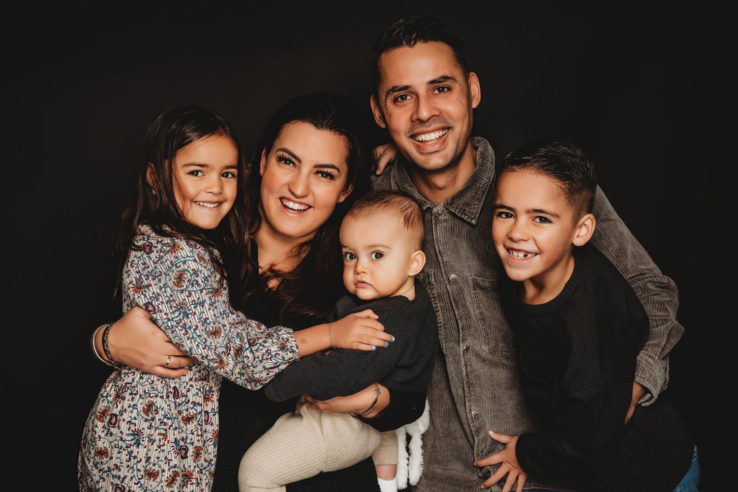Warme familiefoto collage met knuffels en lachende momenten, studio fotografie en familieshoot in regio Den Bosch, Vught, Noord Brabant.