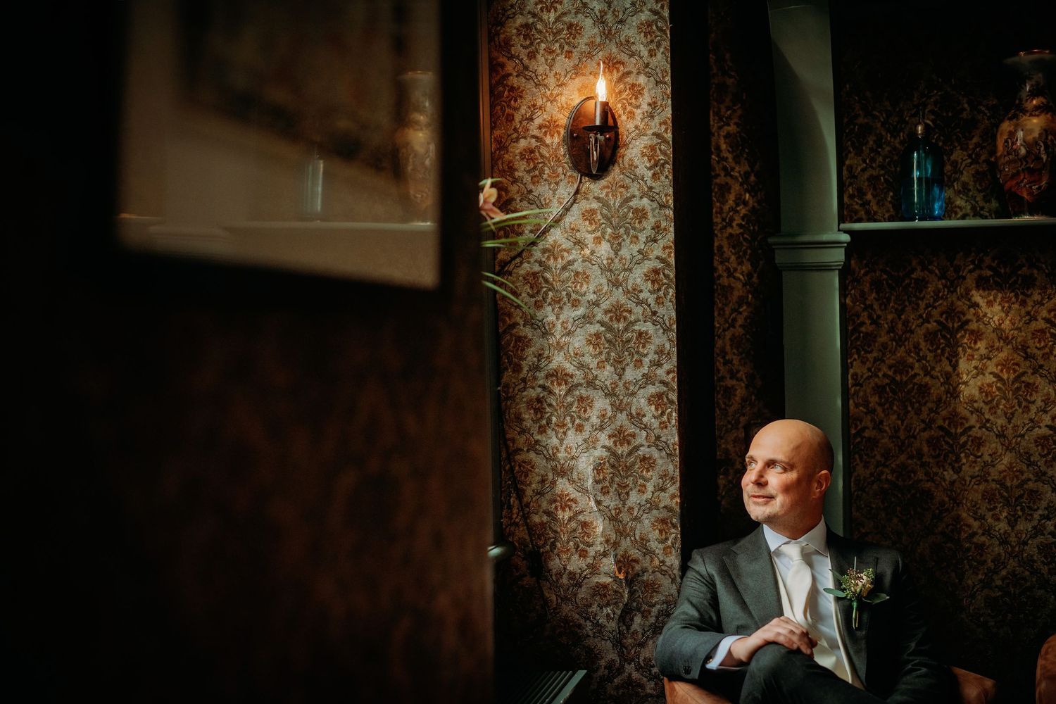 Luxueuze hotelkamer met vintage meubels en warm licht, sfeervolle locatie en bruidsfotografie bij Kasteel Wijenburg Echteld, Brabant.