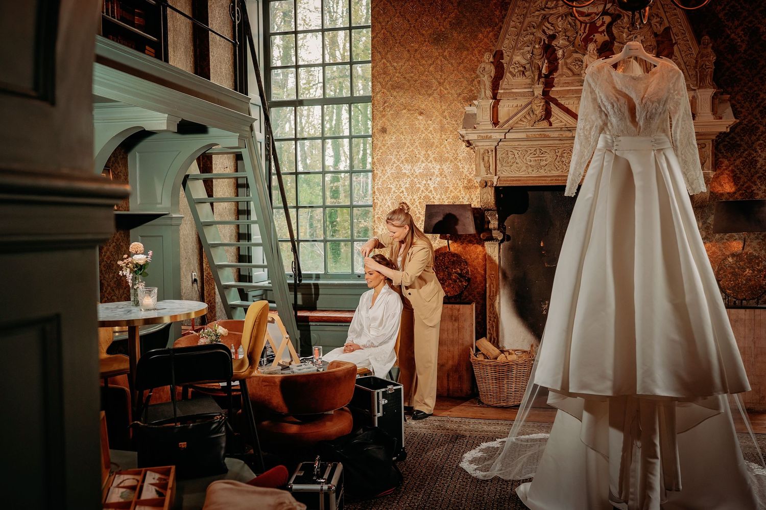 Collage van trouwjurken en getting ready momenten, sfeervolle bruidsfotografie bij Kasteel Wijenburg Echteld, Brabant.