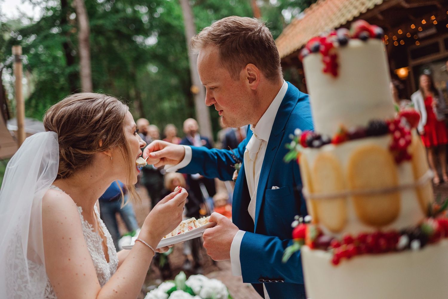Bruidstaart aansnijden tijdens bruiloft bij Meneer van Eijck in Oisterwijk, spontane trouwfotografie