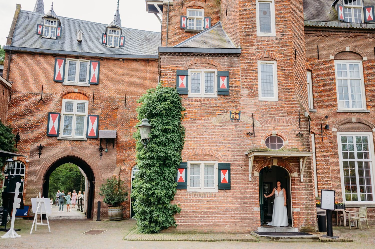 Buitenkant van historisch bakstenen pand met klassieke architectuur, bruidsfotografie Kasteel Maurick Vught, Brabant.