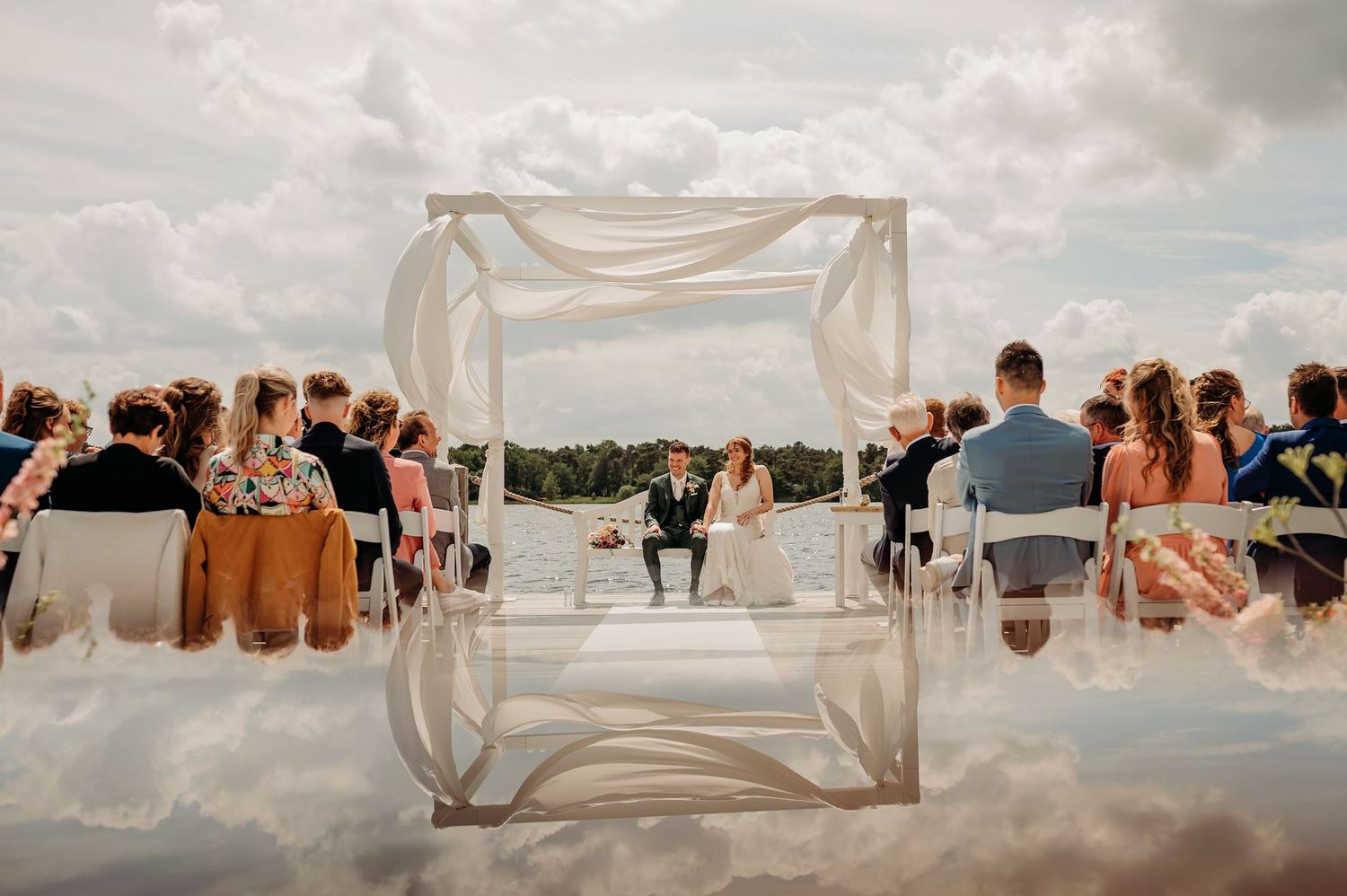 Panorama van buitenceremonie met gasten op houten dek, bruidsfotografie IJM IJzereman Vught, Brabant.