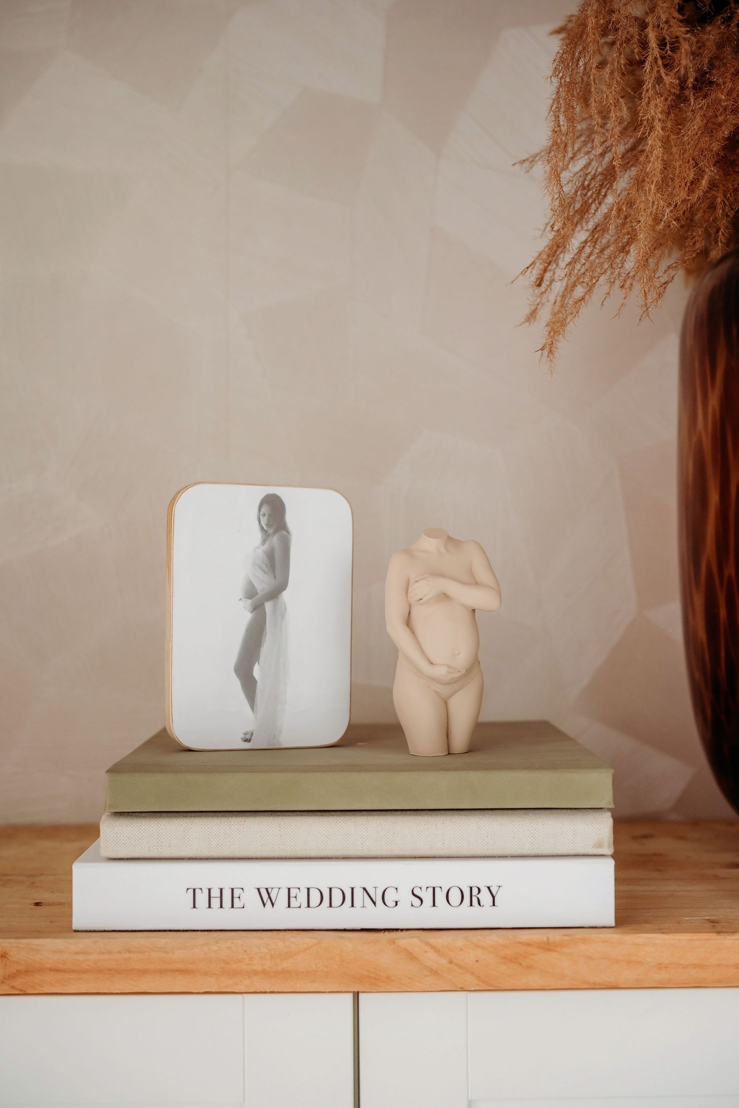 Minimalistische plankdisplay met kunstboeken en sculpturale objecten, interieurfotografie Brabant