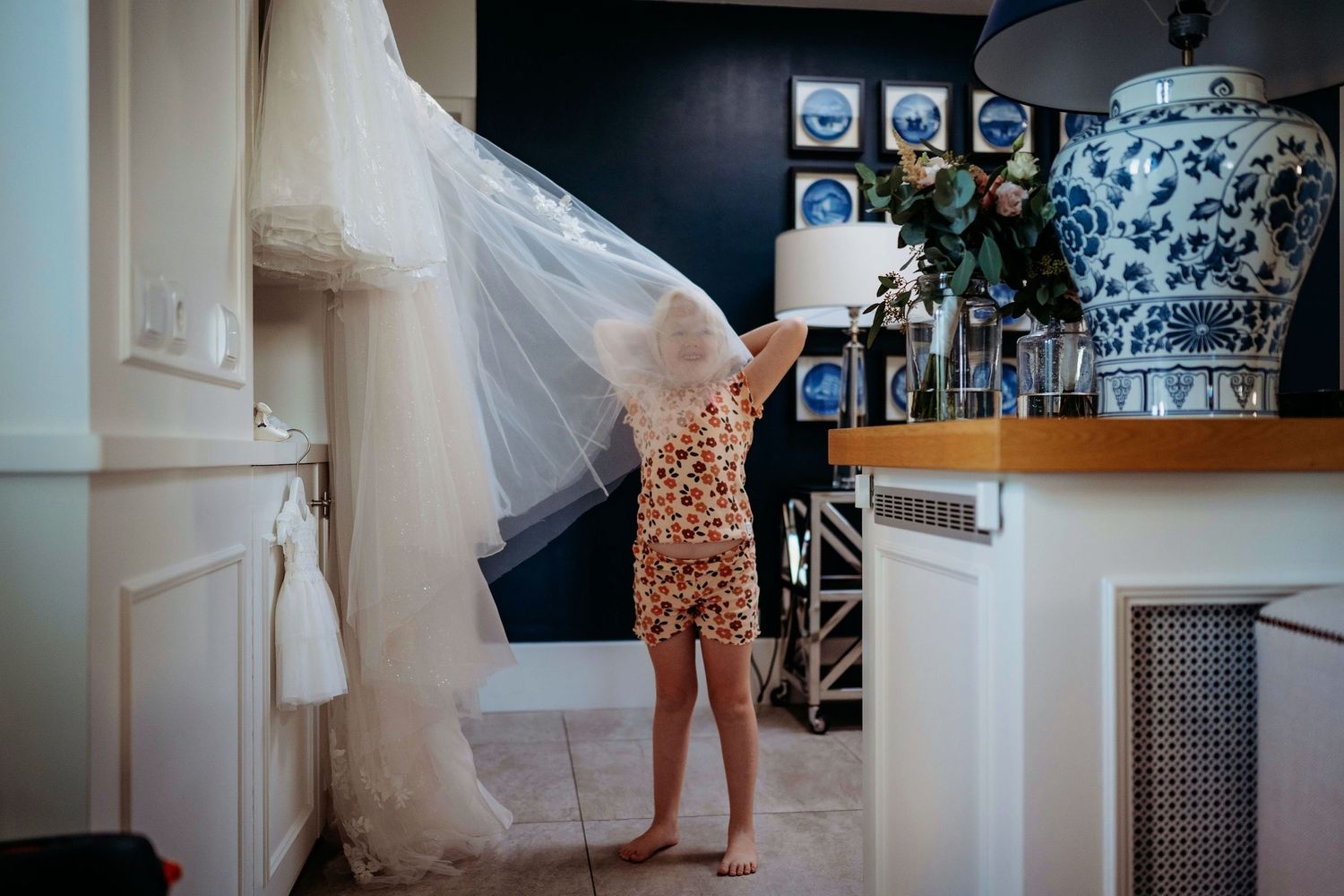 Voorbereidingen van trouwjurk in lichte kamer met vintage details, bruidsfotografie Brabant