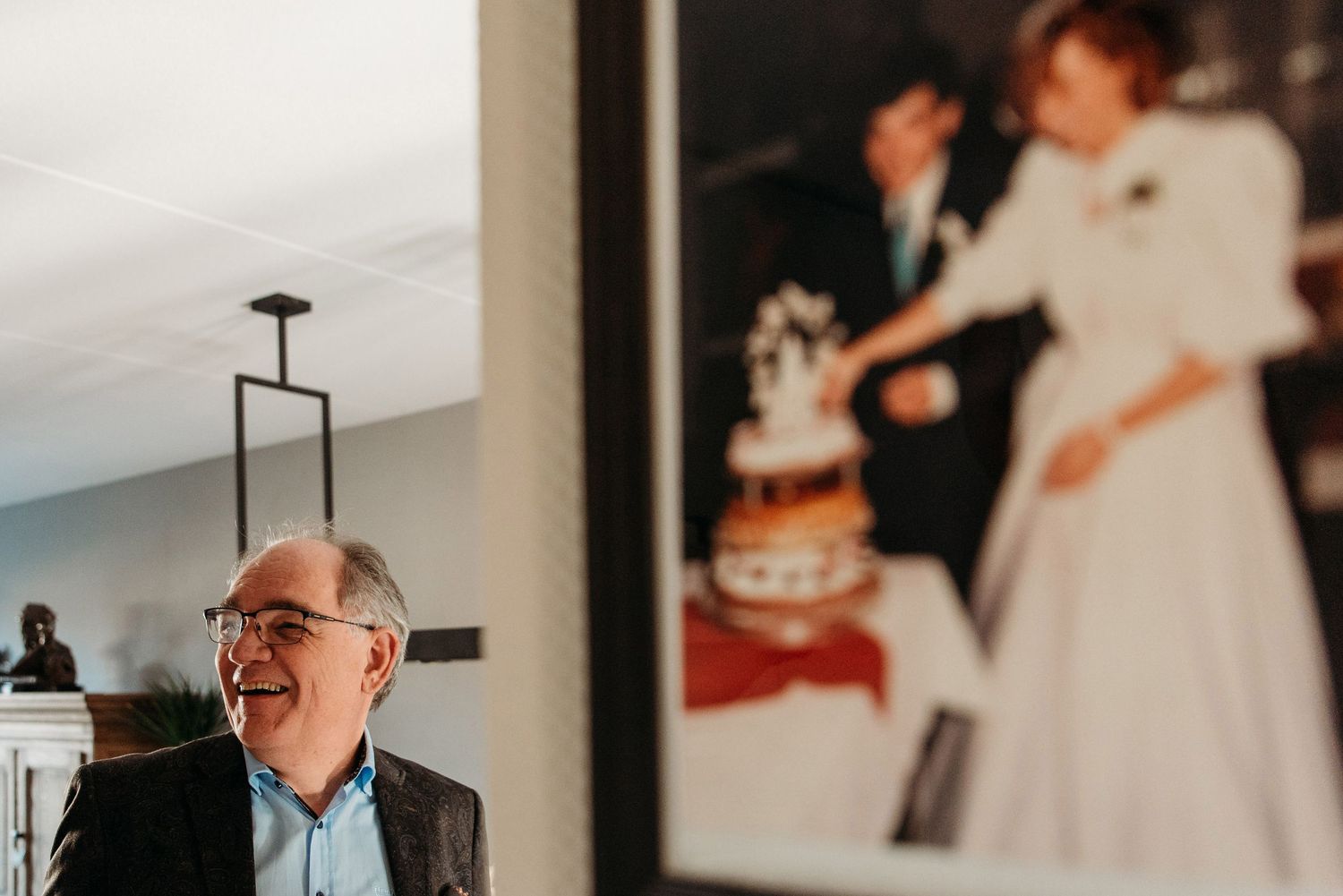 Bruiloftsgasten delen blije momenten en emotionele reacties tijdens viering, bruidsfotografie Brabant.