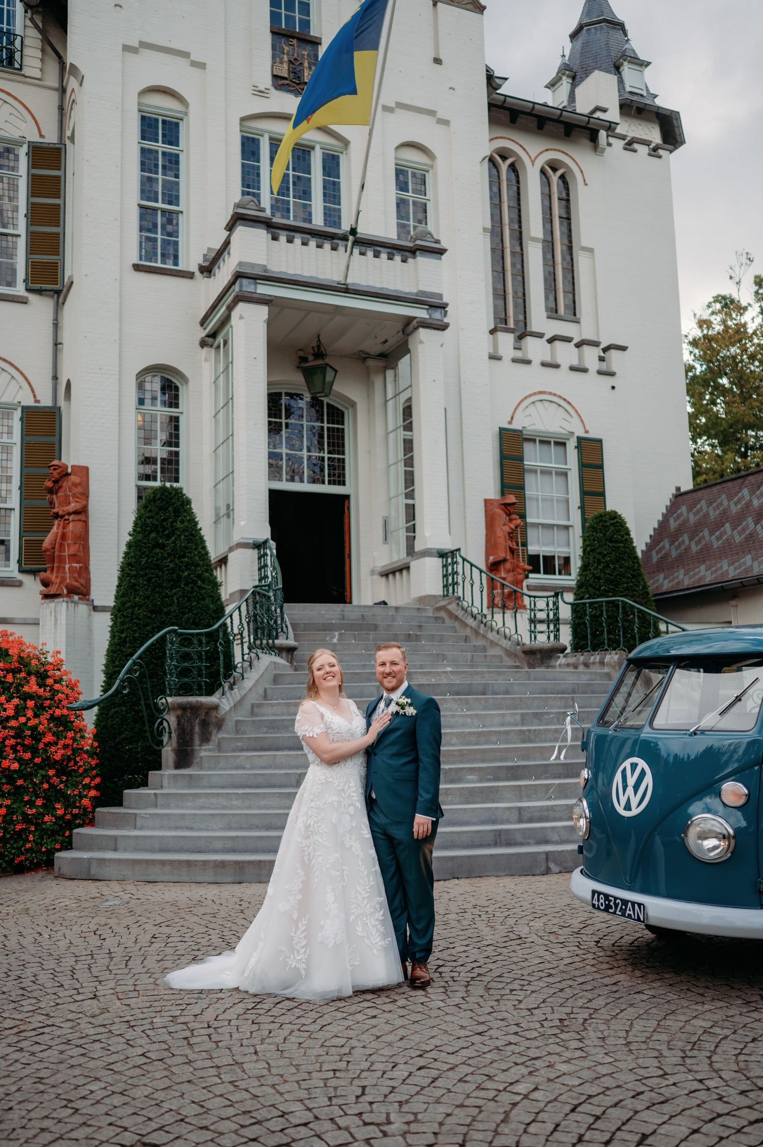 Klassieke witte kerk met trap en vintage Volkswagen buiten geparkeerd, bruidsfotografie Vught.