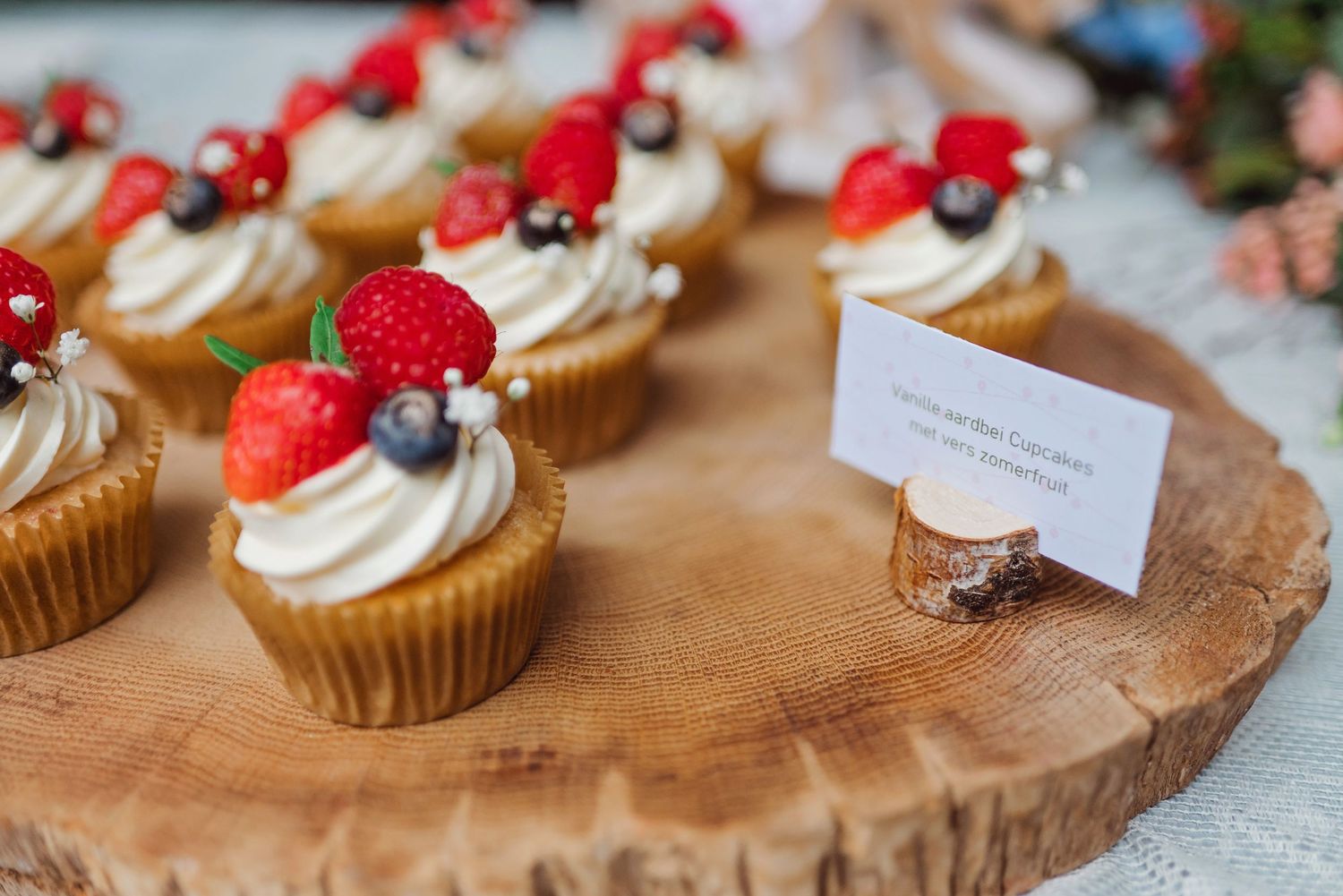 Detail van cupcakes tijdens bruiloft bij Meneer van Eijck in Oisterwijk, sfeervolle trouwfotografie