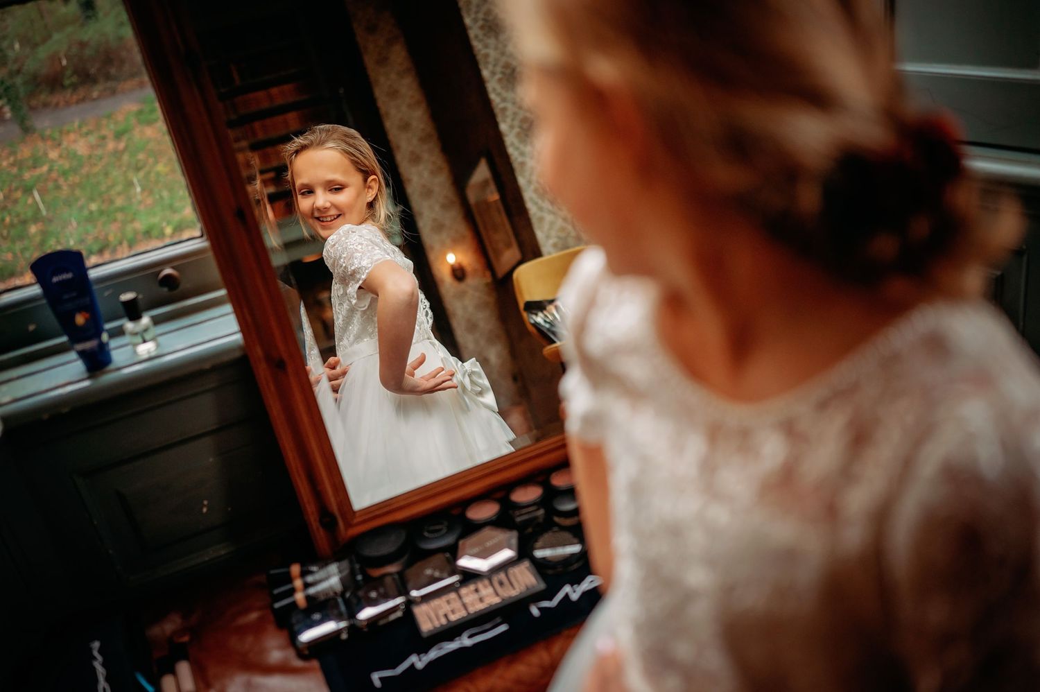 Bruid zit bij raam tijdens getting ready met zacht licht, romantische bruidsfotografie bij Kasteel Wijenburg Echteld, Brabant.