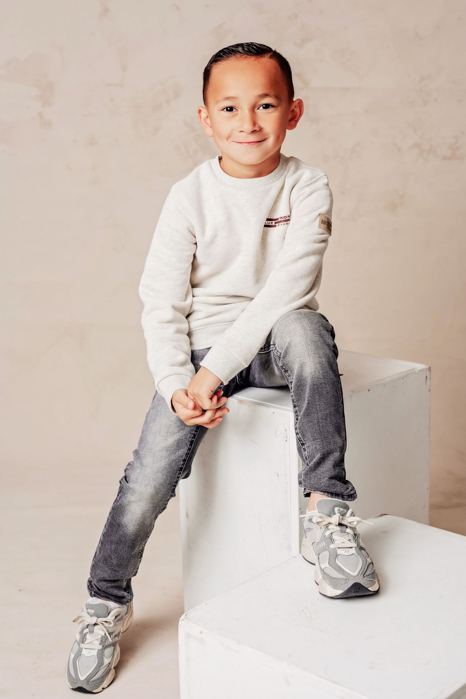 Kind in studio op witte achtergrond tijdens fotoshoot in Vught, tijdloze kinderfotografie