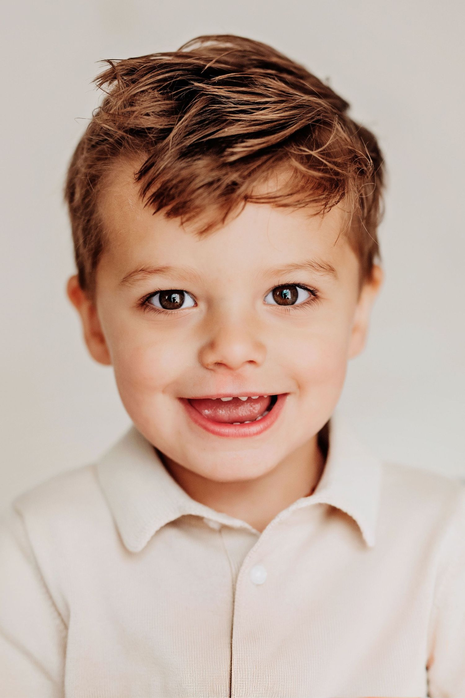 Portret van jongen in studio met zachte tinten en natuurlijk licht, kinderfotografie Vught
