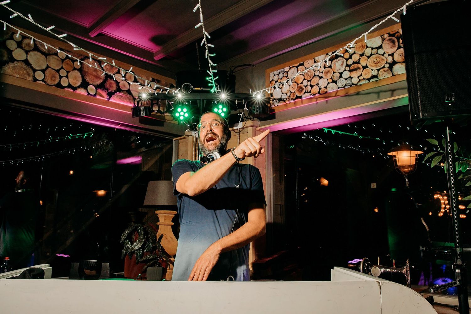 Bruiloft feest met dansende gasten en lichtsfeer in zaal, spontane bruidsfotografie