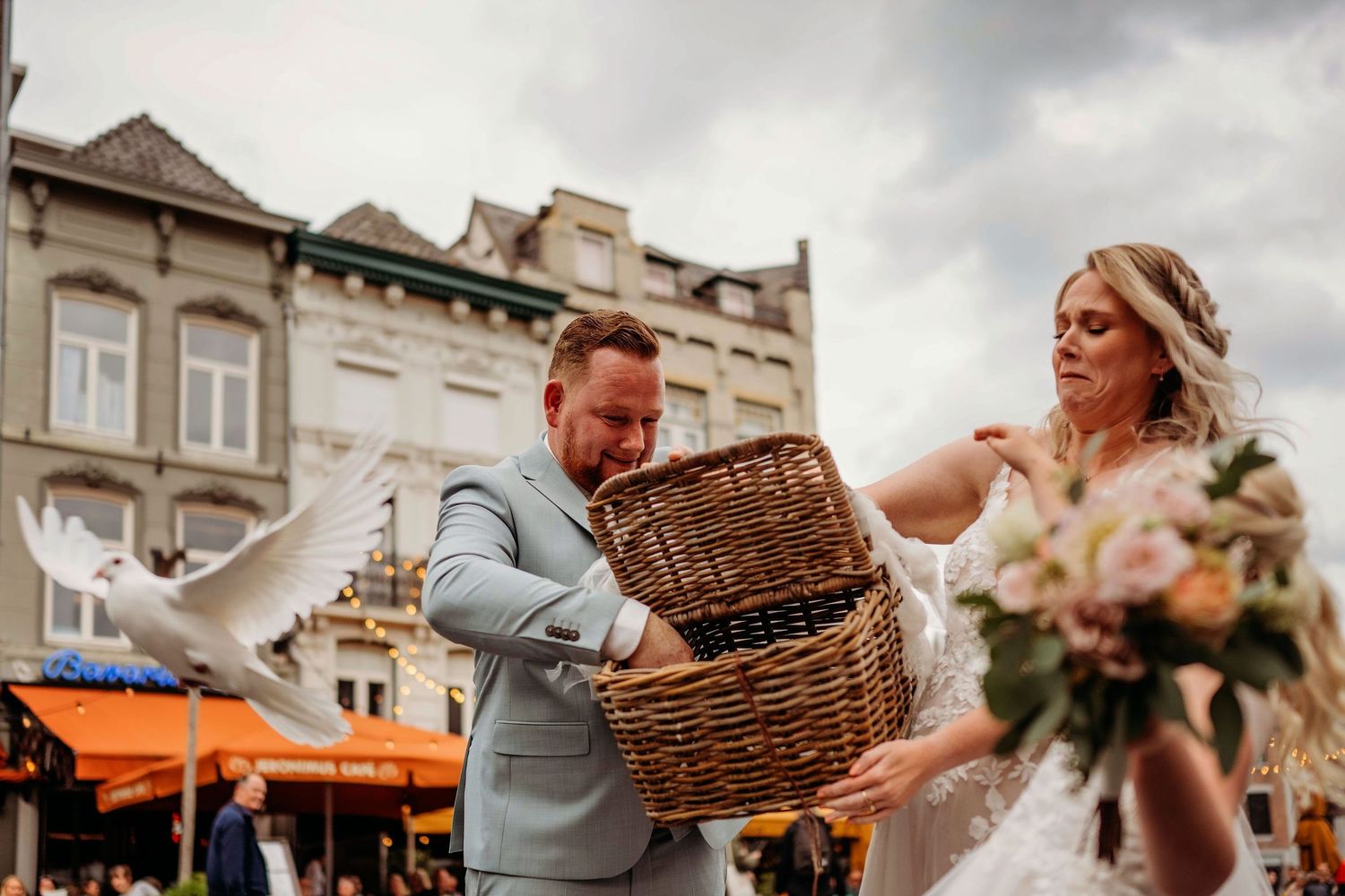 Bruiloftsgasten delen champagne en picknickmanden tijdens een elegante buitenbruiloft in Den Bosch.
