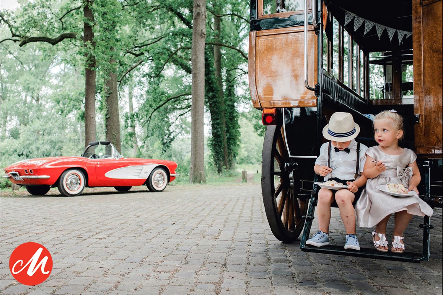 Klassieke rode Corvette geparkeerd bij kinderen op vintage koets, bruidsfotografie Brabant
