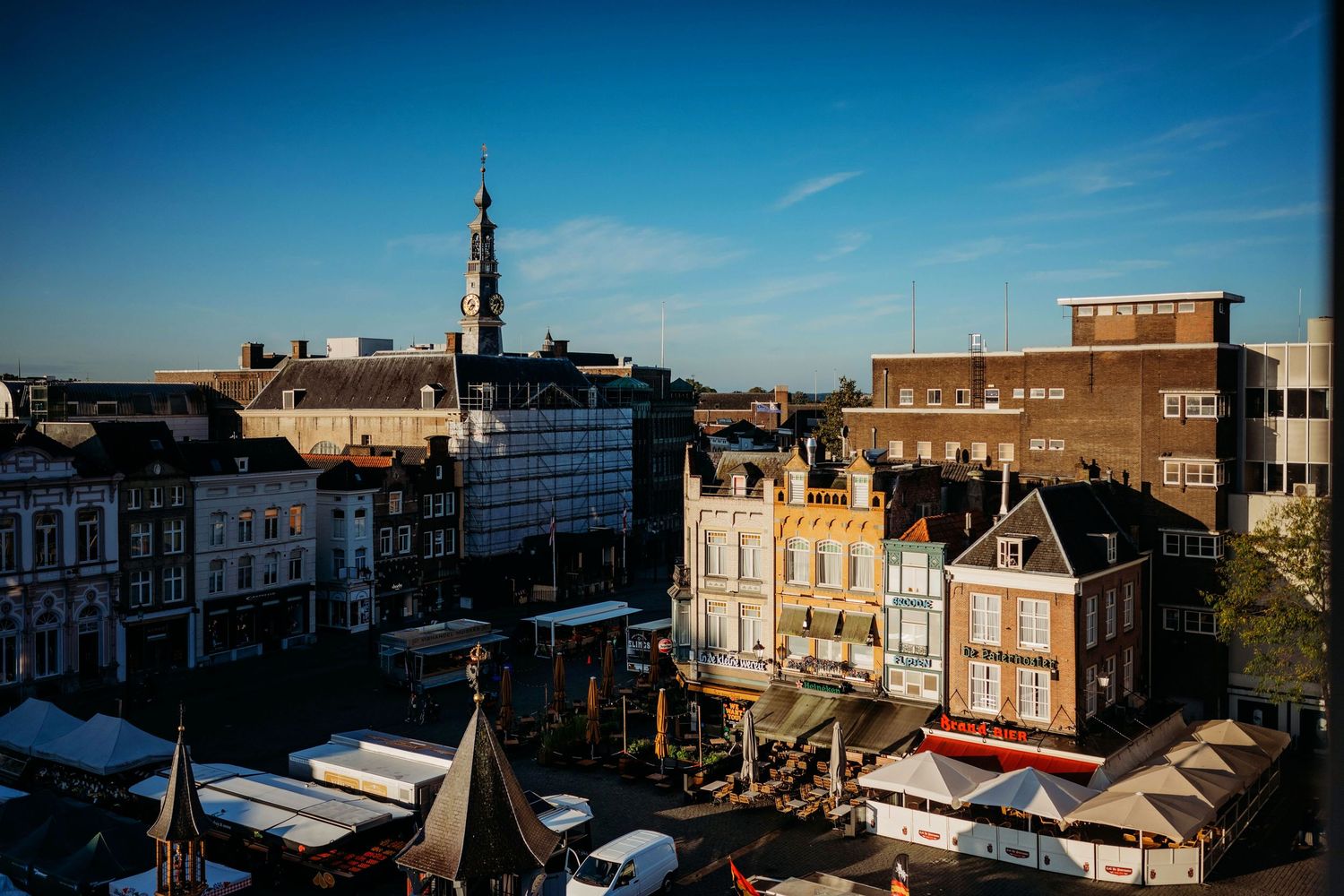 Panorama van de Markt in Den Bosch met historische gevels en winkels, sfeervolle stads en trouwfotografie in omgeving Brabant.