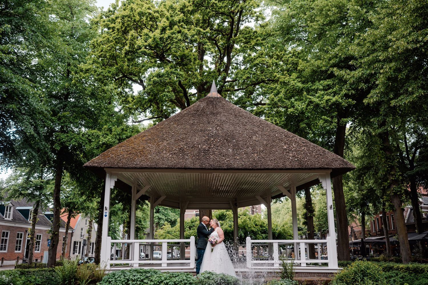 Trouwlocatie met prieel in groene omgeving in Brabant, sfeervolle plek voor bruiloft fotografie
