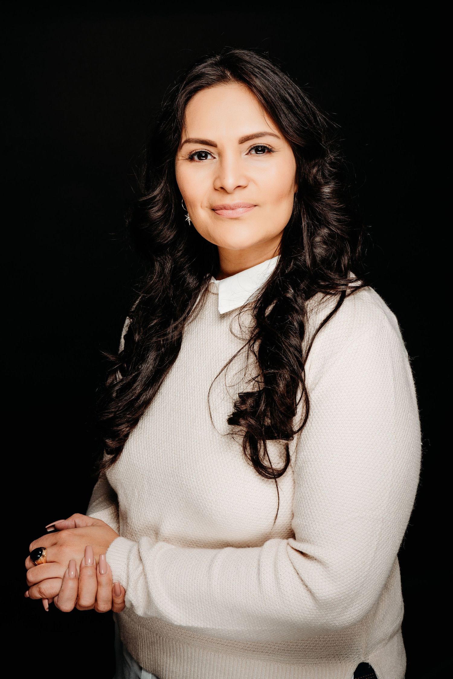Professioneel portret van vrouw in witte coltrui tegen donkere achtergrond, portretfotografie Vught, Brabant.