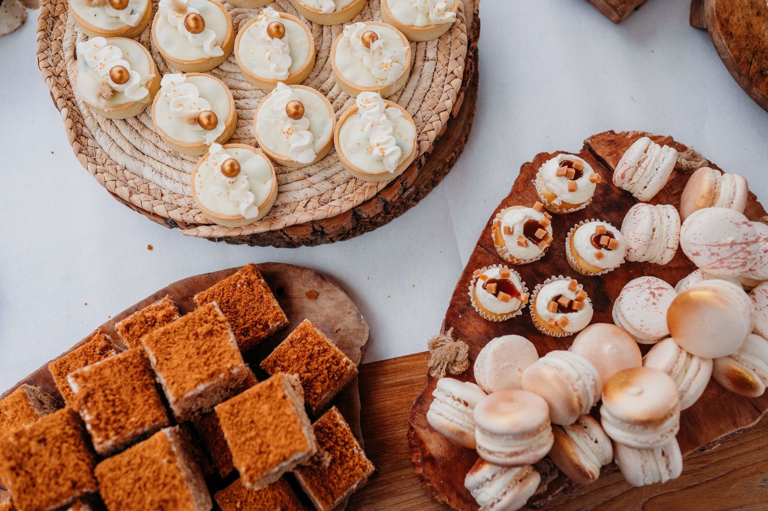 Elegante desserts en gebak op witte ondergrond voor bruiloft, bruidsfotografie IJM IJzereman Vught, Brabant.
