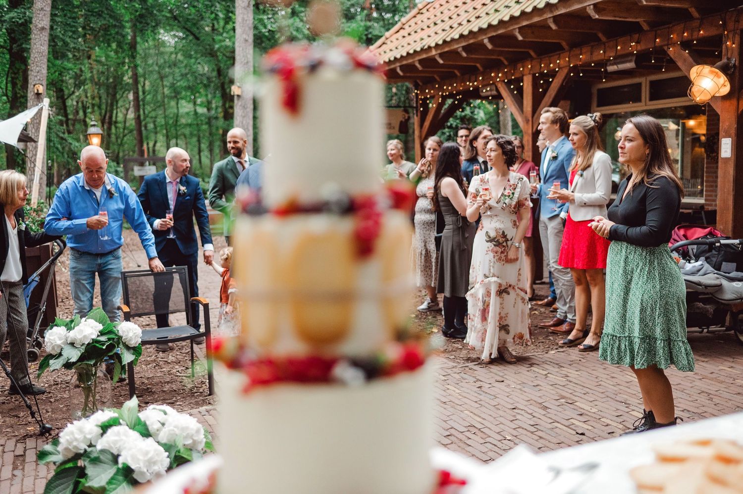 Buitenlocatie van Meneer van Eijck in Oisterwijk met lichtslingers en decoratie, sfeervolle trouwlocatie