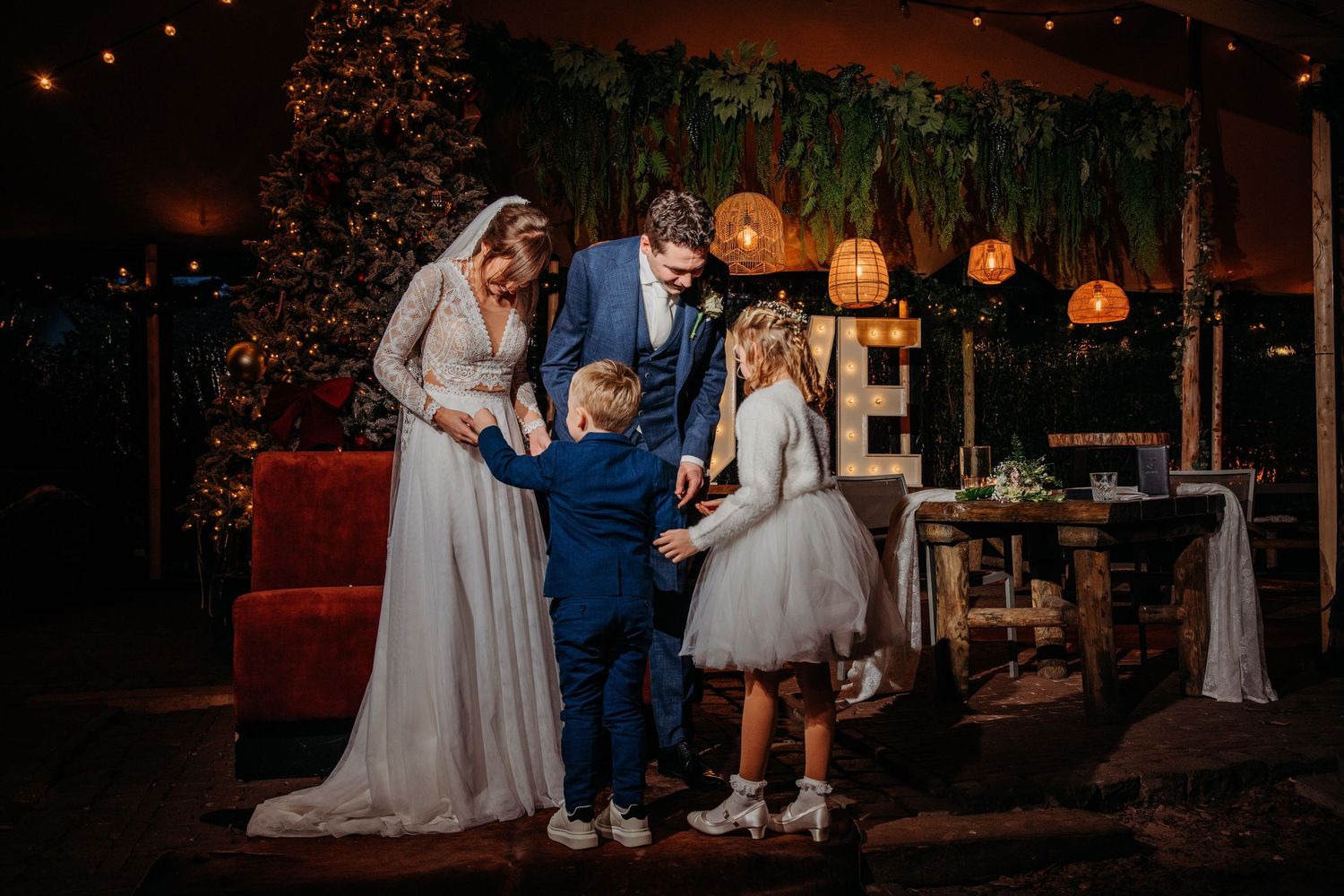 Bruiloftsfeest in rustieke locatie met warm licht, spontane bruidsfotografie bij Boscafé Oisterwijk, regio Brabant.