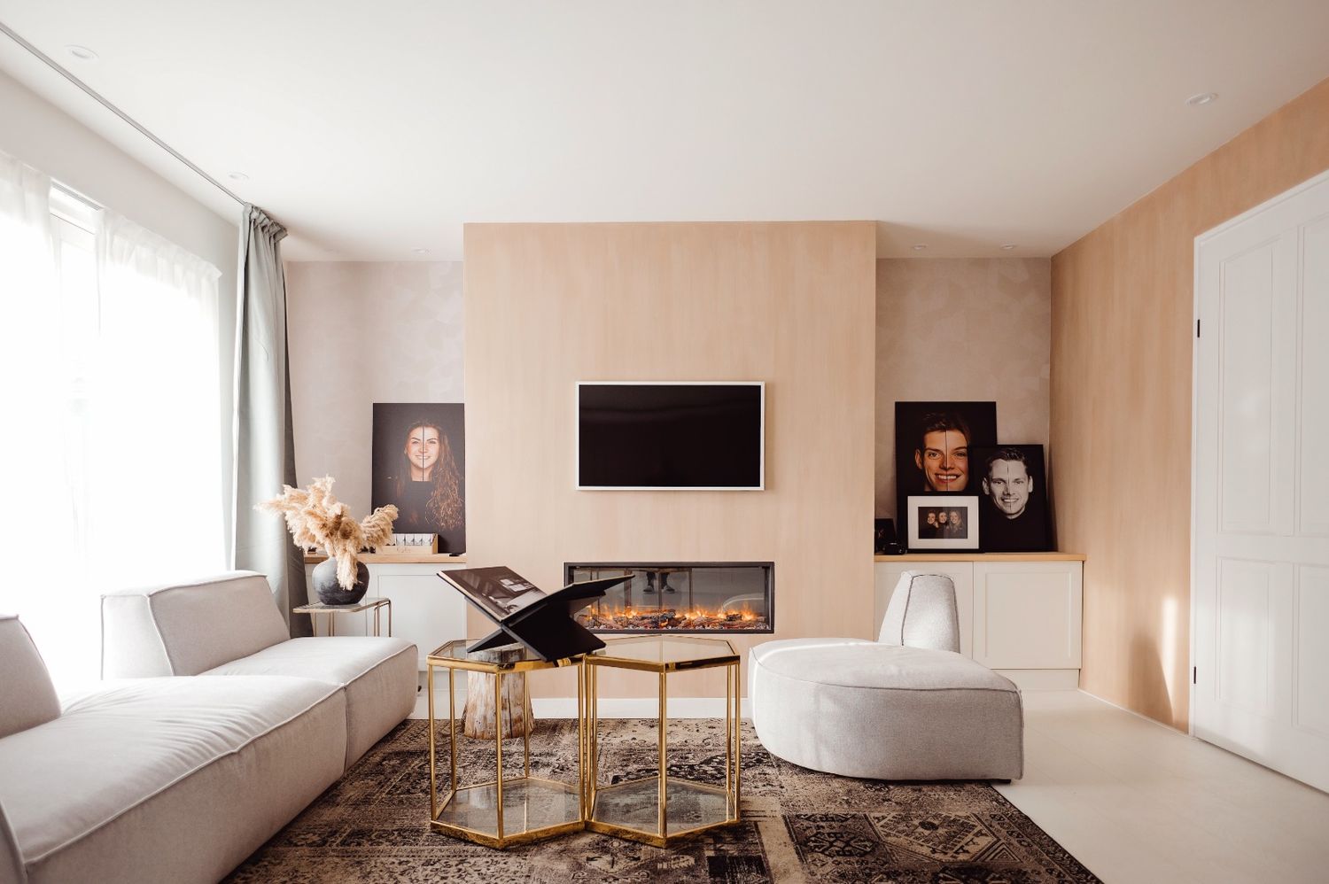 Modern minimalistisch wit interieur met strakke lijnen en natuurlijk licht, interieurfotografie Brabant