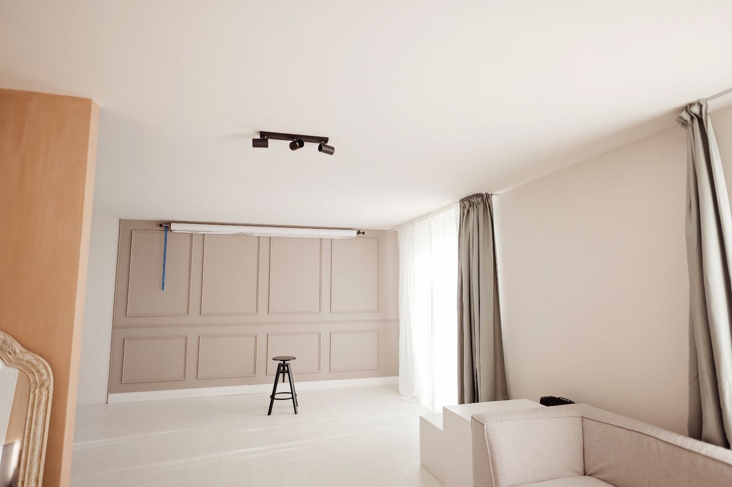 Minimalistische studio interieur met witte muren, gordijnen en houten accenten, interieurfotografie Brabant