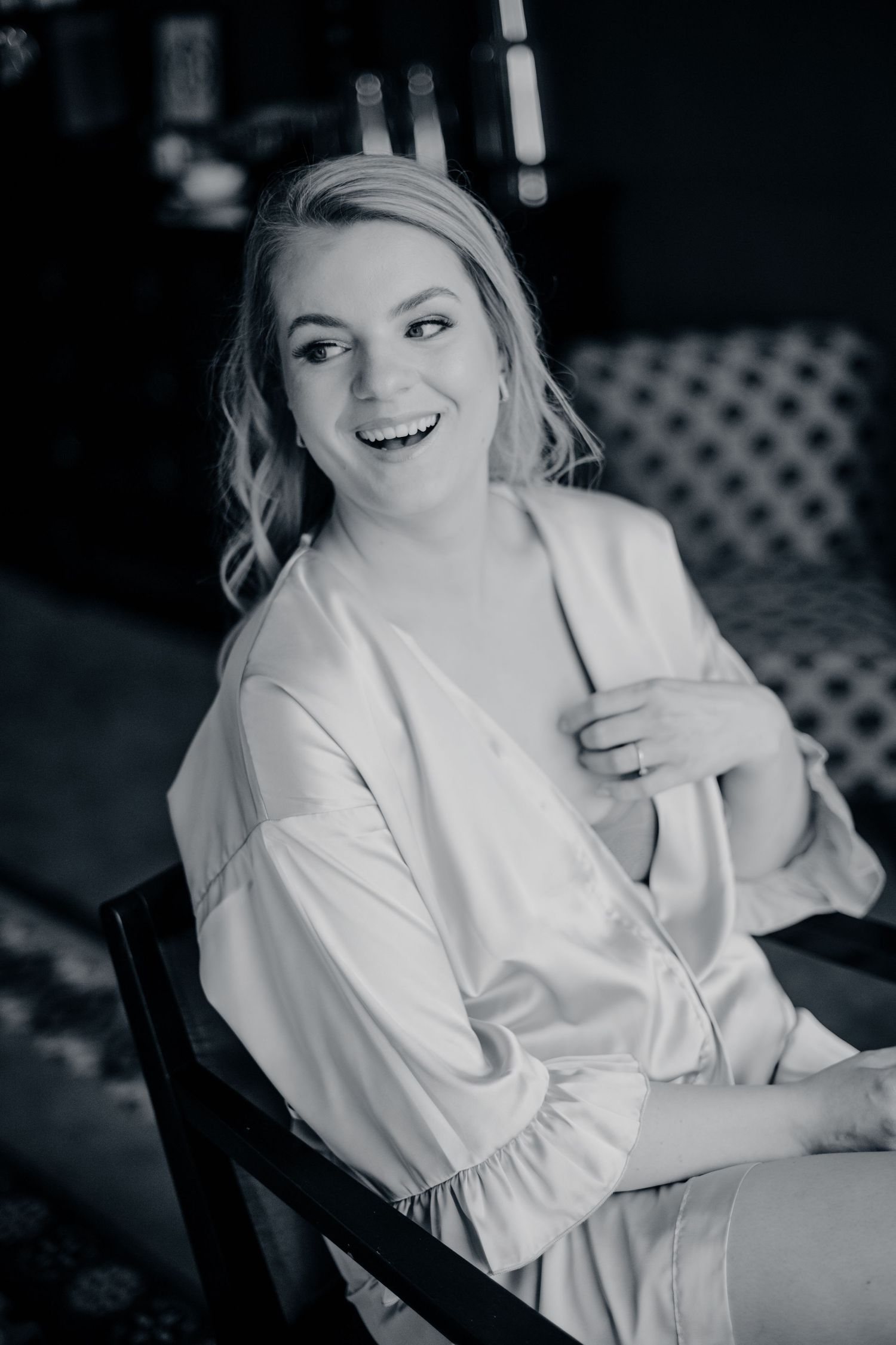 Zwart-wit portret in relaxte, spontane stijl, bruidsfotografie Brabant