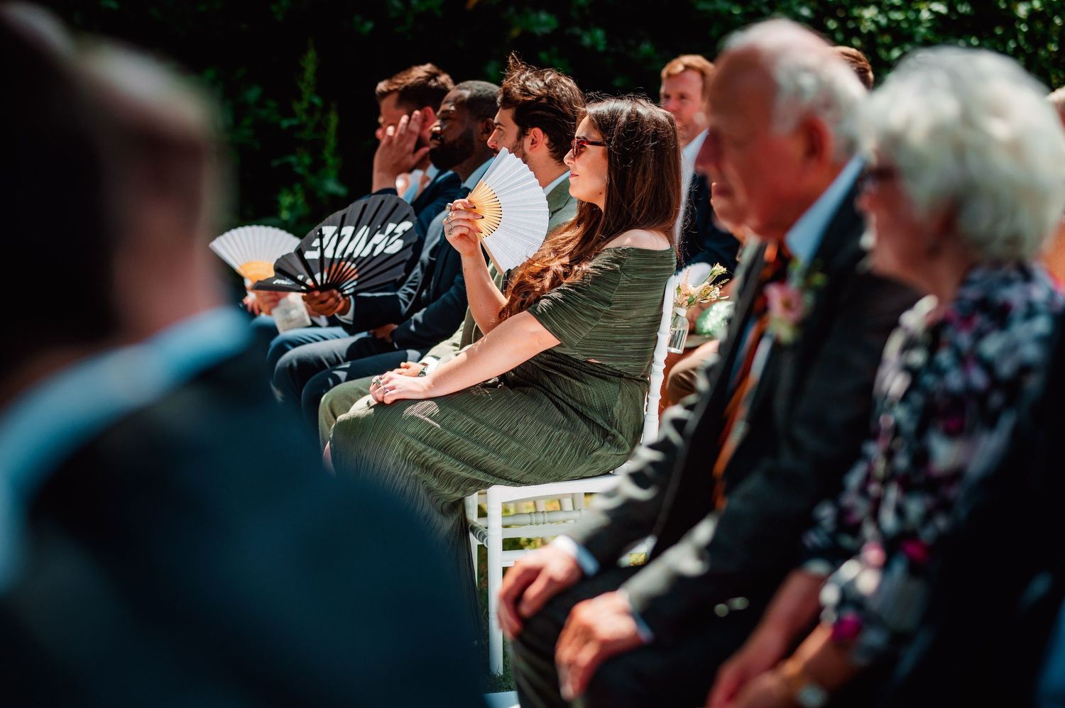 Bruiloftsgasten genieten van verfrissingen tijdens een tuinceremonie, sfeervolle reportage in Den Bosch.