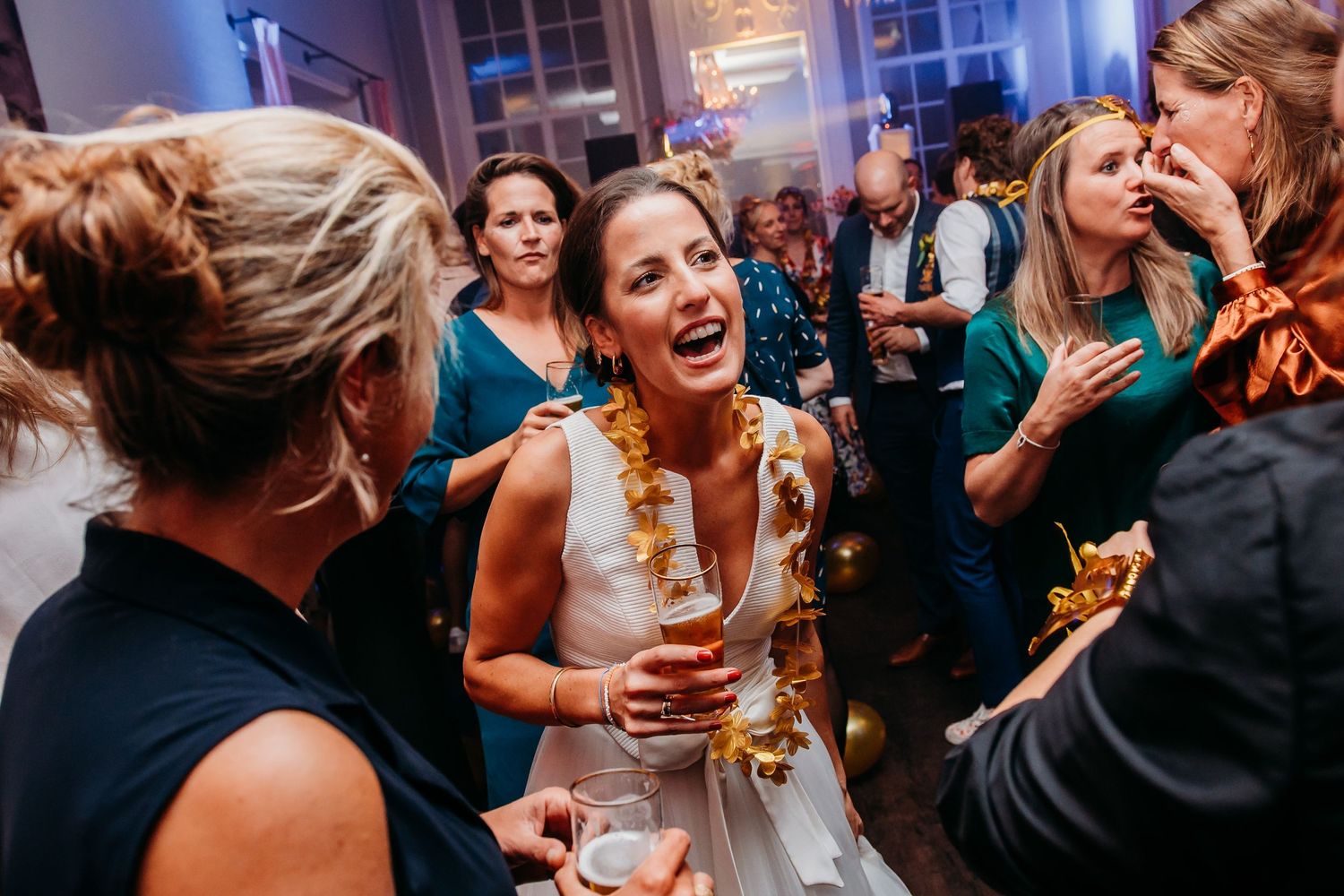 Bruiloftsgasten dansen op volle dansvloer tijdens feest, bruidsfotografie Kasteel Maurick Vught, Brabant.