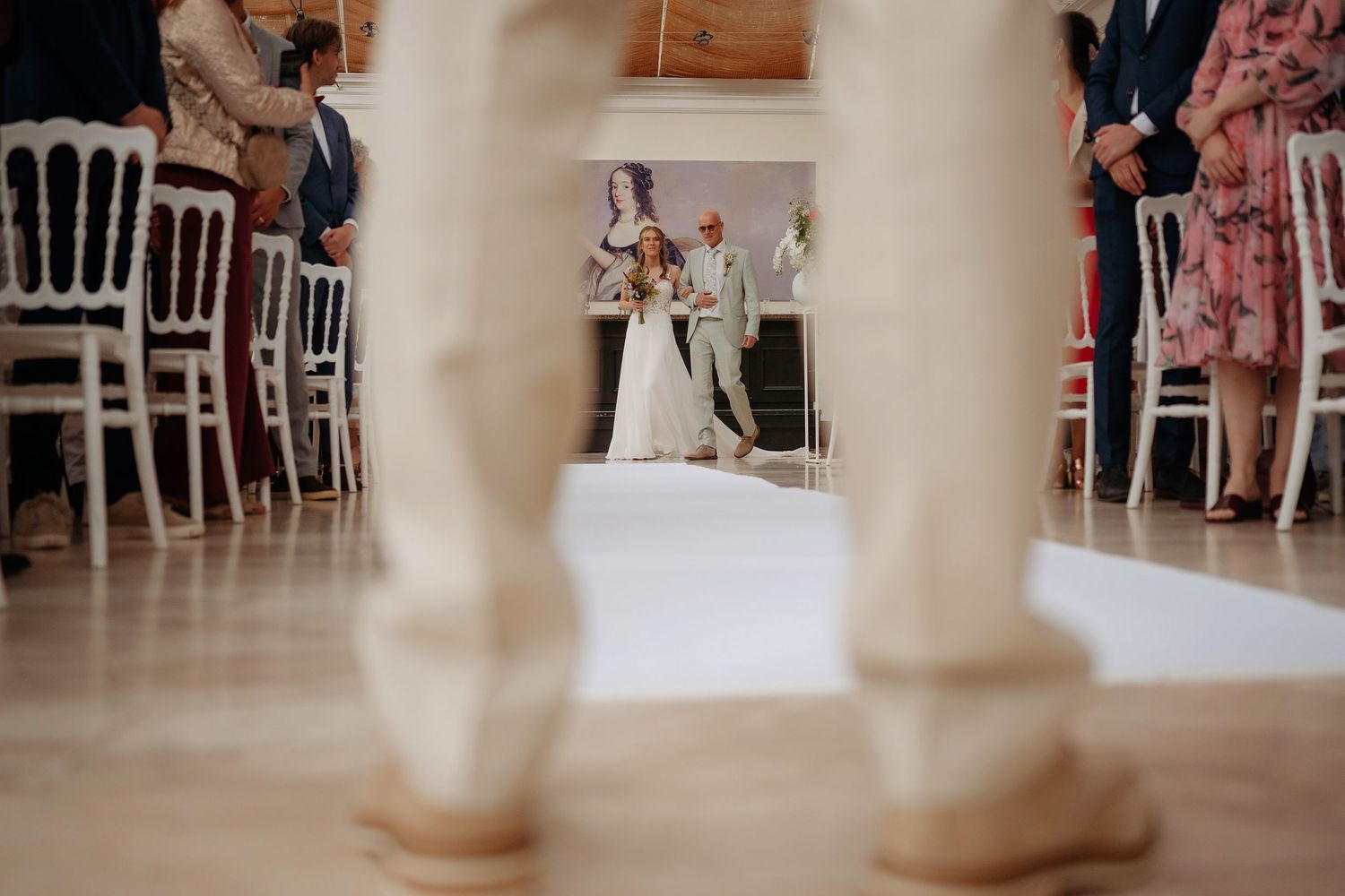 Artistieke foto van de ceremonie bij Kasteel Maurick vastgelegd door een bruidsfotograaf in Brabant.