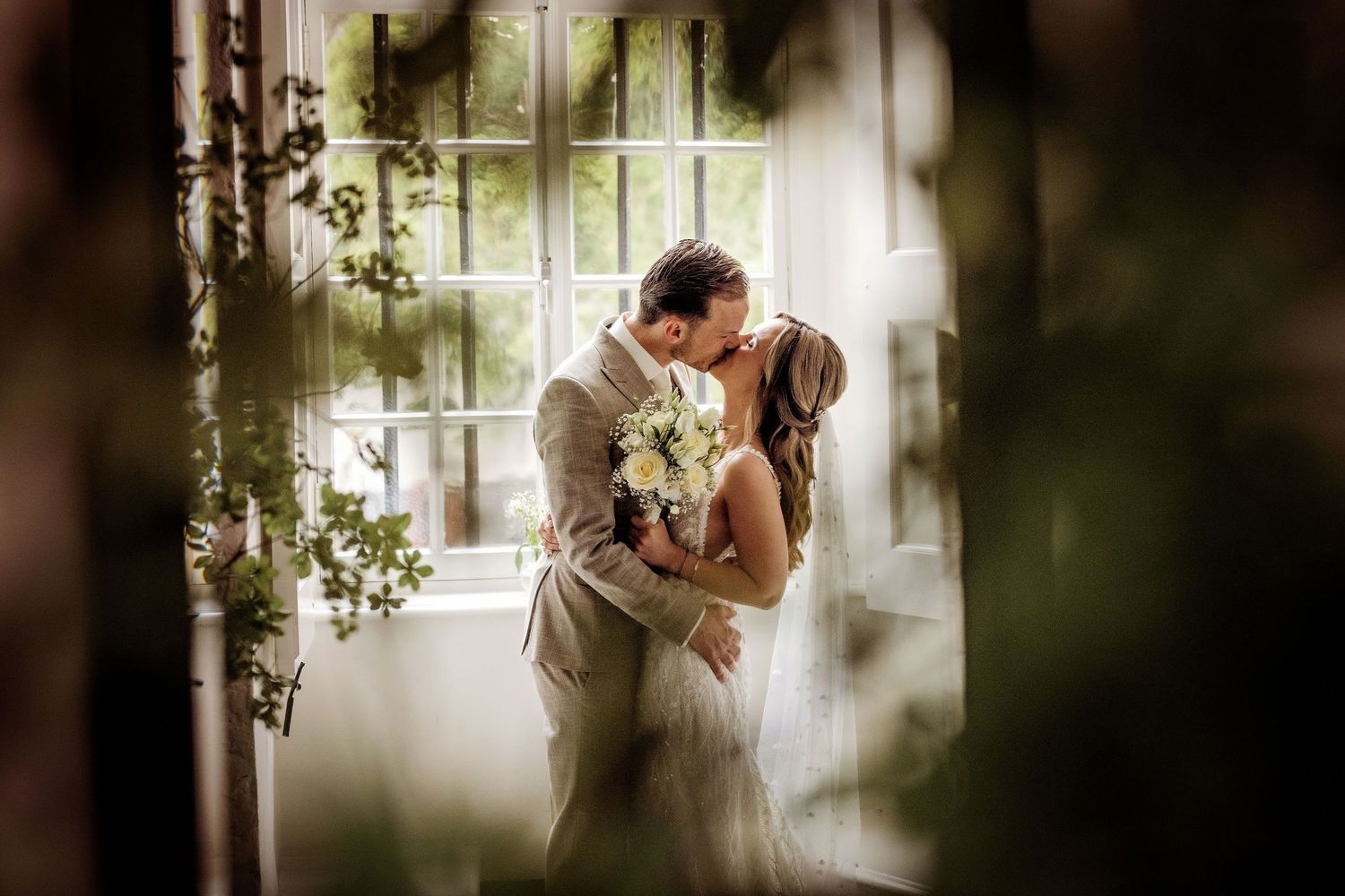 Historisch bakstenen steegje met bogen vormt een romantisch decor voor trouwfoto, bruidsfotografie Brabant