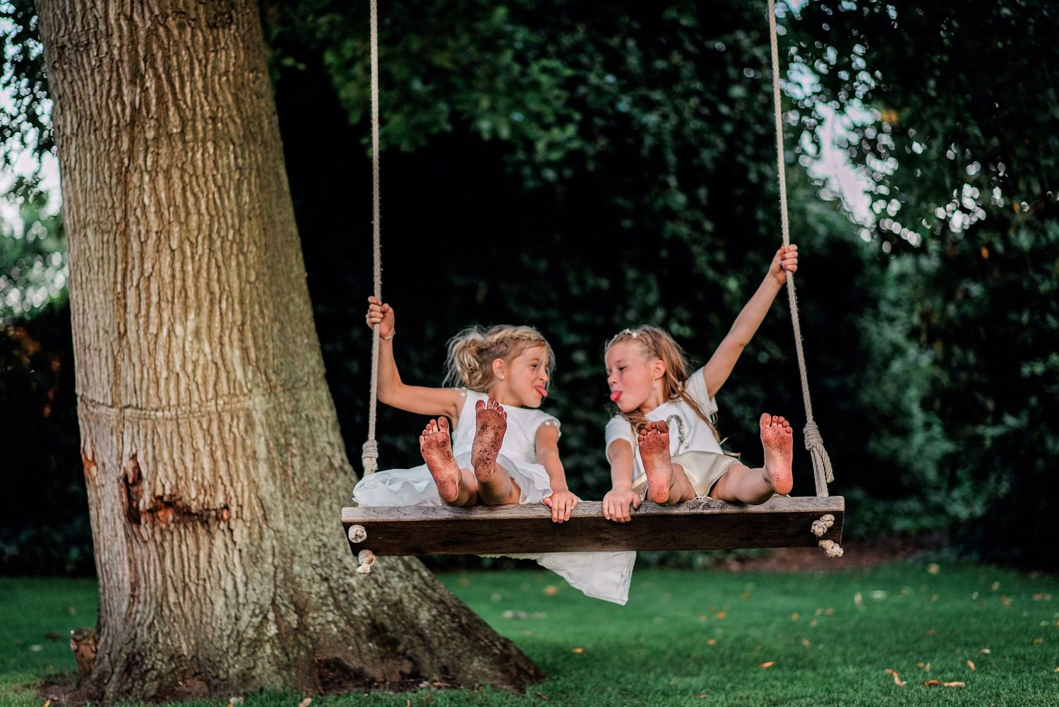 Schommelmomenten vastgelegd tijdens buitenevenement, trouwfotografie Brabant.