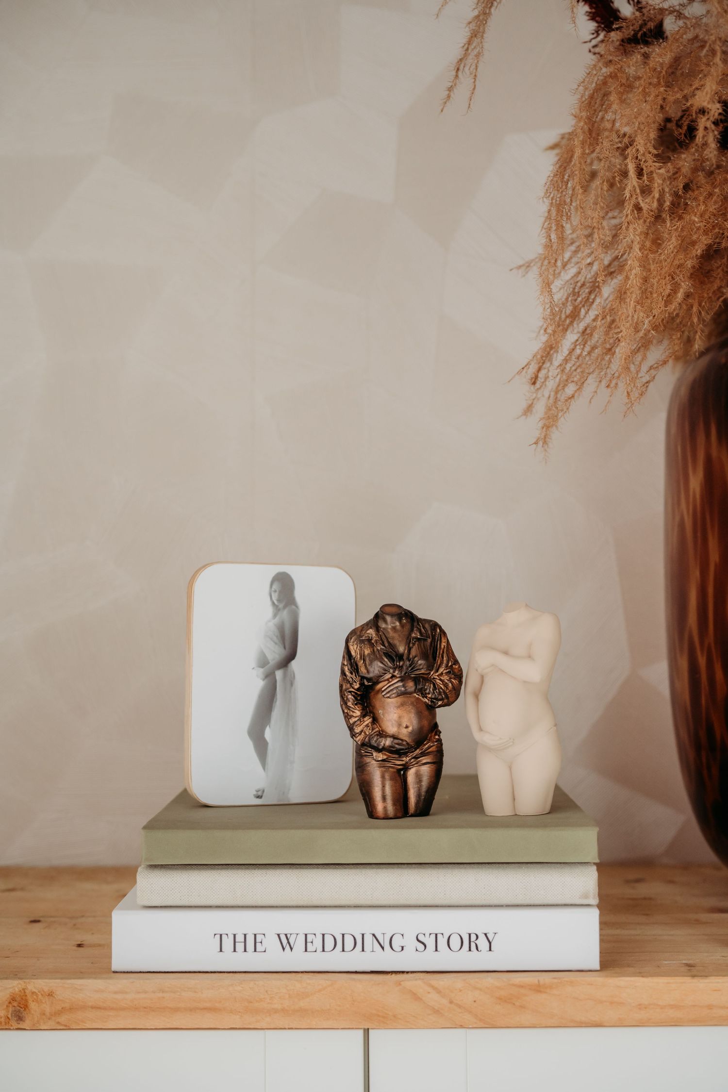Artistieke presentatie van kleine sculpturen en boek 'The Wedding Story', interieurfotografie Brabant 3d printing